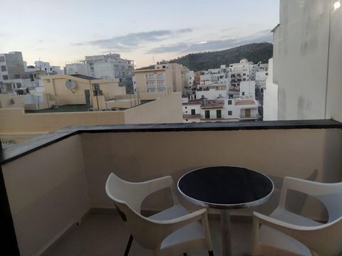 Charmant appartement in Sant Antony Op het prachtige eiland Ibiza. Dit lichte appartement van 65 vierkante meter is gelegen in San Antonio, Ibiza, en bestaat uit een uitnodigende entree die leidt naar een goed uitgeruste keuken, ruime woonkamer, mode...