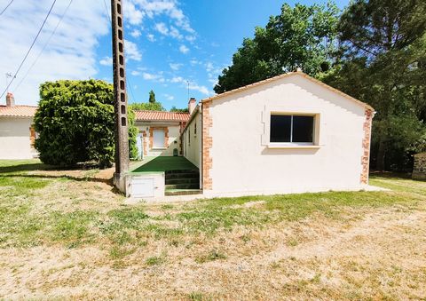In the town of Coëx, house in the countryside with barn and pond House composed of 3 bedrooms, a living room of 42 m2 with fitted and equipped kitchen, a bathroom, a toilet. A pretty barn that can be rehabilitated CU OK and a pond complete the proper...