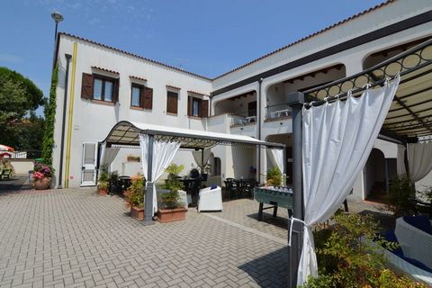 Dit appartement in Lido di Spina met 3 slaapkamers is geschikt voor een familie. De accommodatie is gelegen op een resort dat tussen het Po Delta Park en de Adriatische zee in ligt. Door de airconditioning in het appartement en de mogelijkheid om 3 k...
