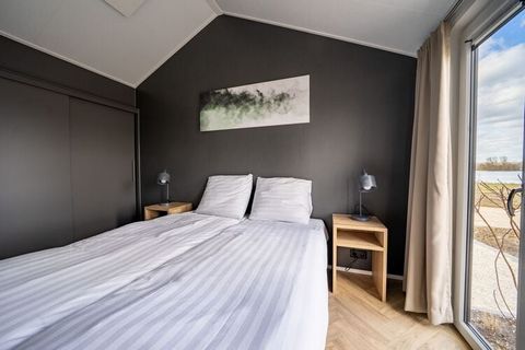 Dit vrijstaande, gelijkvloerse en moderne chalet staat op het gloednieuwe (2021) Resort aan de Maas, aan een zijtak van de gelijknamige rivier, vlakbij Kerkdriel. Het chalet is comfortabel en gezellig ingericht. Er is een woonkamer met TV en een open...