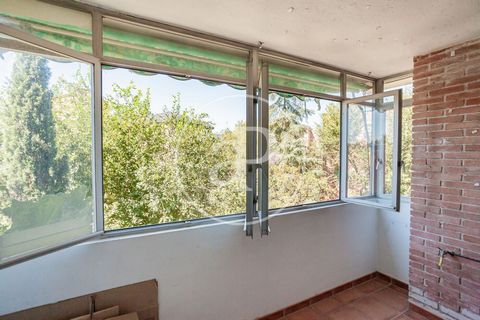 EXTERIOR FLAT WITH TERRACE FOR SALE IN ALAMEDA DE OSUNA. AProperties presents an exclusive luminous flat in Alameda de Osuna of 114 m², according to the land registry, to reform to your taste. It is an exterior fourth floor with terrace and many poss...