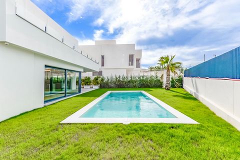 This impressive villa, with a constructed area of 513m2 on a plot of 556m2, is located in a quiet area of Albir close to all amenities. It is distributed over three floors: On the ground floor, there is a bright living-dining room with access to the ...