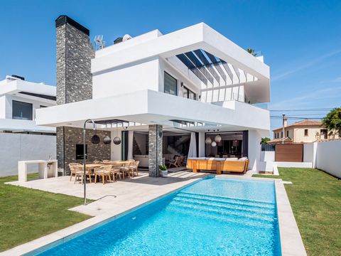 This modern property in San Pedro Playa is just steps from the beach and a short drive from Puerto Banús. On the ground floor, one can find views of the garden, lounge, and swimming pool and an open-floor design for the kitchen and living area. The m...