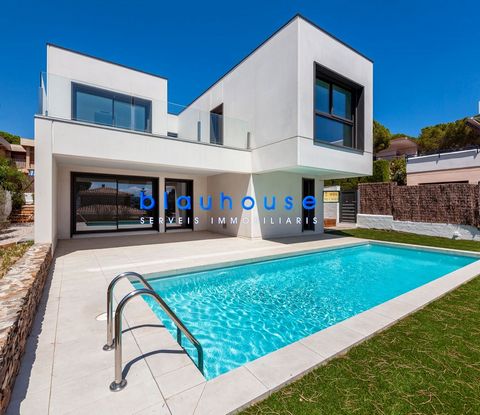 Llançà (Costa Brava) - Amazing brand new house in the area of Carboneres. It has 5 bedrooms and 4 bathrooms distributed on a spacious ground floor consisting of a double bedroom with fitted wardrobes, living-dining room with access to the porch, gard...