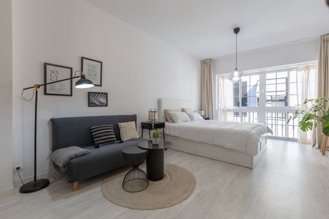 Este bonito y moderno apartamento situado en Málaga tiene capacidad para 2+1 personas. Si te apetece visitar el sur de España, este es el alojamiento ideal para ti. Sus grandes ventanales aportan mucha luminosidad a las estancias. Además, ofrecen vis...