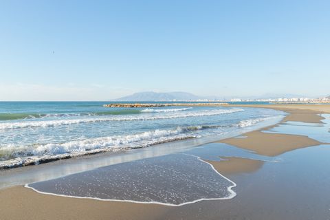 Buscas pasar las mejores vacaciones de sol y playa? Esta acogedora casa para 4 personas, frente a la Playa del Palo en Málaga, es la mejor opción para disfrutar durante tus vacaciones. La casa está situada justo en frente de la maravillosa playa, lo ...