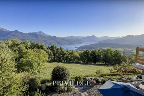 Nestled in the heart of the prestigious Ecrins National Park, in Prunières, this magnificent quality chalet offers you a rare opportunity to live in harmony with nature and enjoy an exceptional environment. Ideally exposed on the southern slopes, thi...
