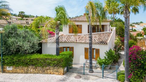 Virtual Tour | Video Beautiful villa located in a peaceful residential area close to the centre of the picturesque village of Algoz, within walking distance of shops, restaurants, bakery, bank and pharmacy, within a 10 minute drive of the nearest sho...