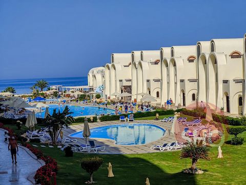 Till salu erbjuds denna lyxigt inredda fastighet på andra våningen med pool och havsutsikt på Ocean Breeze Sahl Hasheesh. Denna fastighet har en öppen planlösning men med ett förskjutet kök. Köket är tillverkat av högglansiga enheter med bänkskivor i...