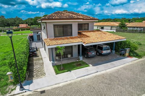 Descripción:   Bienvenido al epítome de la vida lujosa en el corazón de Liberia, Guanacaste. Esta magnífica casa en Parque del Encino ofrece un estilo de vida espacioso y elegante dentro de una prestigiosa comunidad residencial. Con una armoniosa com...