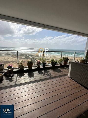 Im luxuriösesten Gebäude in Ir-Yamim, Netanya, befindet sich diese nach vorne gerichtete schöne Wohnung mit einer riesigen Master-Suite mit Blick auf das Meer, einem geräumigen begehbaren Kleiderschrank und einem Ausgang zum 30 Meter langen Balkon. I...