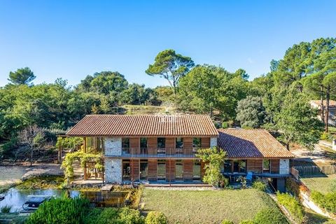 Provence Home, the Luberon real estate agency, is offering for sale, a bioclimatic house of approximately 250sqm, built in 2011 on a plot of around 3610sqm. It is intelligently designed to respect the environment and reduce energy consumption. This p...