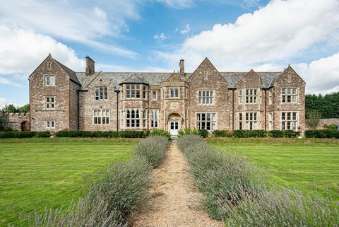 Ein atemberaubendes Apartment im ersten Stock mit zwei Schlafzimmern in dem prestigeträchtigen, denkmalgeschützten Landhaus Sutton Court, in der Nähe der Städte Bath und Bristol. Betreten Sie die einladende, lichtdurchflutete Eingangshalle, die zu ei...