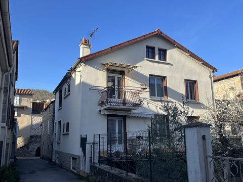 Venez découvrir cette grande maison au cur du village d'Aguessac à deux pas des berges du Tarn. Au premier niveaux vous trouverez un premier appartement avec une cuisine équipée récente ouverte sur le séjour. Deux grandes chambres, une buanderie ain...