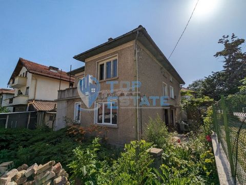 Top Estate Real Estate bietet Ihnen ein zweistöckiges Backsteinhaus in Sofia an. Gorna Oryahovitsa, Region Veliko Tarnovo. Die Unterkunft befindet sich in der Nähe eines Kinderparks, einer Schule, Restaurants und Lebensmittelgeschäften. Die angeboten...