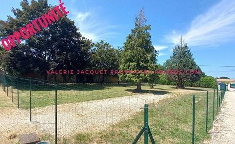 Ce terrain à bâtir plat et clos de 873 m2 , à proximité du Super U et des écoles de Saint Seurin sur l'Isle vous attend pour y construire un nid à votre convenance au calme Largeur façade rue 20.86 m. Longueur 42.26 m. N'hésitez pas à me contacter po...