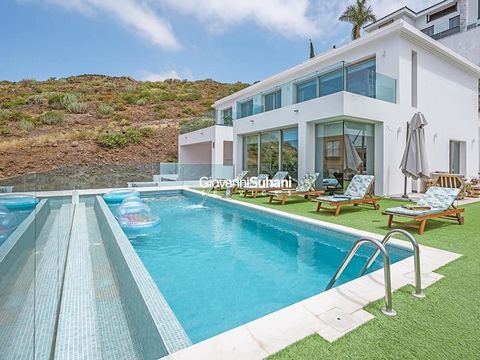 Welcome to this stunning luxury villa located in the prestigious area of Roque del Conde. The owner is willing to consider the rent-to-own option as well! This majestic residence is located on a plot of 656 m2, with a living area of approximately 284...