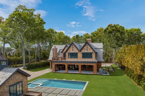 Au sud de l’autoroute, dans la section emblématique du domaine d’East Hampton Village, près de Lily Pond et de Georgica Beach, ce tour de force de 6 chambres et 6 salles de bain de nouvelle construction de luxe par Vault Development Partners présente...