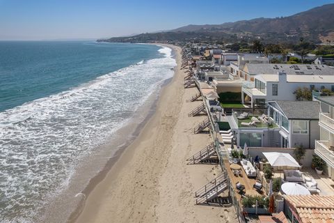 Ontdek de belichaming van het leven aan de kust in dit toevluchtspunt aan het strand van Malibu Colony. Dit huis heeft prachtige natuurlijke lichtinval en hardhouten vloeren. Met twee primaire suites met panoramisch uitzicht op de oceaan en twee extr...