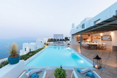 Villa Blanca con vista sul mare della spiaggia di Psarrou ad Agios Lazaros, Mykonos. Con la sua piscina privata a sfioro, l'accattivante vista sul mare e l'architettura delle Cicladi, questa villa offre l'ambiente perfetto per un indimenticabile rifu...