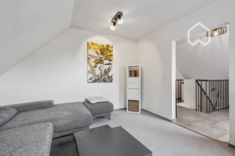 2 Zi. Maisonette-Wohnung mit Galerie in Kayhude. Die im Nov. 2023 fertiggestellte, modern eingerichtete Maisonette ist eine Einliegerwohnung mit eigenem Hauseingang. Die lichtdurchfluteten Räume haben eine Wohnfläche von 55 qm mit S/W Terrasse. PKW S...