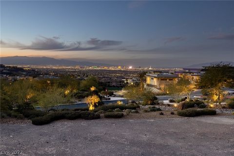 Bienvenue à MacDonald Highlands, la communauté de country club privée fermée de luxe 5 étoiles la plus exclusive à Henderson, NV. MacDonald Highlands est connu pour les vues panoramiques les plus spectaculaires de toute la ville, des montagnes Red Ro...