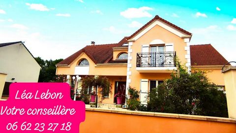 Exceptional 7-room house. Price 665,000 euros. Agency fees paid by the seller. Are you looking for a family home offering space and comfort, with all the advantages of city life, in a peaceful and green setting? This magnificent quality property is t...