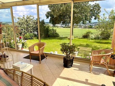 Ch. Hallouin offers you in exclusivity a beautiful house of 130m2 located in Vendôme, quiet and sought-after area. Vendôme center: 5 mn TGV station: 10mn This house is ideally located, it has a large veranda which allows you to enjoy a pretty garden ...