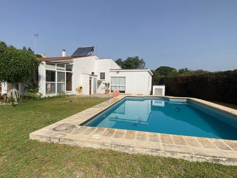 Villa/finca in urb. El Velerin next to Hospiten Hospital just accross the road of Emare. In need to reform. South facing, walking distance to the beach and the paseo of Estepona. Living area with kitchen, two bedrooms and two bathrooms. Separate hous...