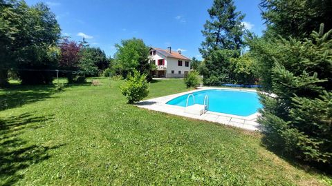 EXCLUSIVE IN MONTREJEAU, Charming spacious house with swimming pool EXCLUSIVE IN MONTREJEAU, Charming spacious house with swimming pool, located in a quiet area, three minutes from the train station, amenities on foot, access to the A64 motorway putt...
