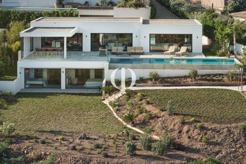 Bara några minuter från havet ligger denna fantastiska moderna villa med utsikt över havet och Saint-Tropez-bukten. Denna nya villa erbjuder mer än 270 m² avancerade tjänster. Vardagsrummen förlängs med stora terrasser för att njuta av panoramautsikt...