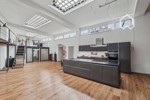 Erleben Sie urbanes Wohnen in einem einzigartigen Loft in der begehrten Rolandstraße 63, Berlin. Mit großzügigen 200 m² bietet dieses Loft eine perfekte Kombination aus modernem Design und komfortablem Wohnambiente. Ausstattung: Küche: Die große, mod...