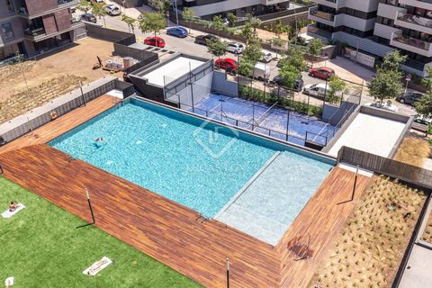 Este exclusivo apartamento de obra nueva se sitúa en una privilegiada ubicación en Esplugues, Barcelona, donde los residentes pueden apreciar la salida del sol en el mar y la ciudad desde la comodidad de su nueva vivienda, al lado del Parque Natural ...