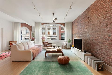 This sprawling 2,000SF full-floor loft is located in a restored 19th century warehouse and features grand proportions, superb finishes and a spacious convertible 3 -bedroom layout. Enter to a dramatic Living/Dining room with high ceilings, exposed br...