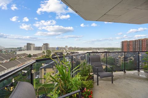 Descubra conforto e estilo neste luxuoso condomínio, banhado de luz graças às grandes aberturas que iluminam cada quarto. Idealmente localizado em Laval, combina tranquilidade e fácil acesso a comodidades urbanas. A cozinha aberta e moderna está equi...