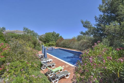 Fantastisk villa med havsutsikt i hjärtat av Algarve. Villan är högt belägen och ligger på en tomt om 52 960 m2 med extraordinär utsikt i 360 °. Lugnt naturområde. Detta charmiga hus om 600 m2 har 5 sviter, matsal, vardagsrum med öppen spis, kök, bas...