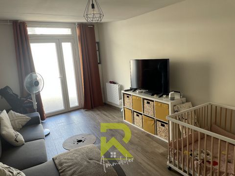 Nous vous proposons cette maison entièrement rénovée sur 2 niveaux dans le centre du village à proximité de toutes les commodités à pied. Idéal en 1er achat ou en investissement. Au rez de chaussée, une pièce de vie aménagée en salon, salle à manger ...