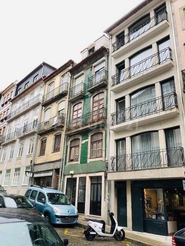 Bâtiment à réhabiliter sur la Rua de Almada, Porto Opportunité d'investissement unique! Immeuble à réhabiliter en pleine propriété, situé dans l'une des rues les plus emblématiques de la ville de Porto. Caractéristiques de l'établissement: Bâtiment d...