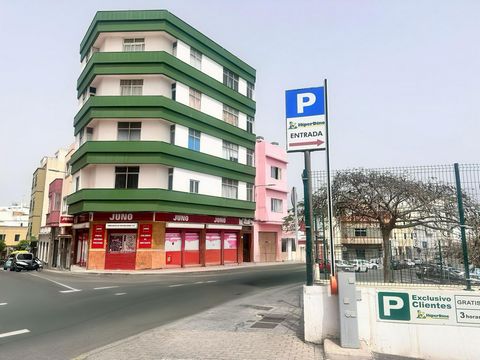 Beleggers opgelet. Gebouw gelegen in het bovenste deel van de stad (Schamann-district - Pedro Infinito-gebied). De woning is verdeeld in een kelder, commerciële panden en vijf woonlagen (vier appartementen met vier slaapkamers van 108 m2 en een penth...