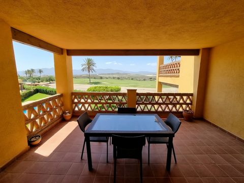 Este apartamento de dos dormitorios y dos baños orientado al sur con impresionantes vistas al sur hacia la Sierra Cabreras y el campo, que rodea el popular Valle del Este Golf Resort. Esta orientación, significa que se puede disfrutar de sol todo el ...