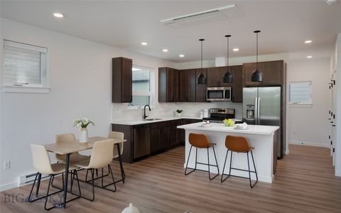 Magnifique condo au rez-de-chaussée dans le Southside désiré de Bozeman ! Profitez de la vie pratique et clé en main tout en étant dans le paysage pittoresque du sud de Bozeman. Le dos à OPEN GREEN SPACE est idéal pour vos animaux de compagnie ou vot...