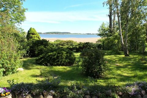 Geheimtipp für Naturfreunde und Individualisten Das mit Reet gedeckte, gemütlich eingerichtete Ferienhaus befindet sich direkt am kleinen Hafen vom Breeger Bodden der ehemaligen Kamminer Fähre in idyllisch ruhiger Lage auf einem ca. 2500 m², liebevol...