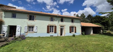 Deze boerderij biedt u een rustige woonomgeving op een perceel van 3125 m2 op 8 minuten van Sauzé-Vaussais en Chef-Boutonne Op de begane grond vindt u een ingerichte keuken, een lichte woonkamer met een houtkachel, een grote slaapkamer en een berging...