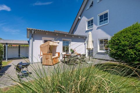 Nouveau en location ! Au milieu de Binz, maison de vacances calme avec une grande pelouse et 2 grandes terrasses ensoleillées avec chaise de plage