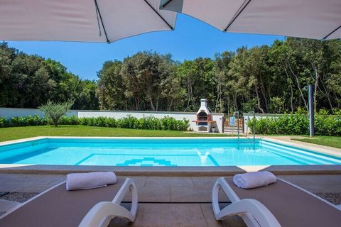 Villa Lorena, spacious and new villa with pool and natural surroundings, huge garden.