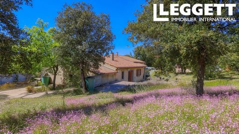 A31364EKO84 - Dans un quartier résidentiel et très calme de Rustrel, adossée à la montagne, cette jolie maison offre de grands volumes avec une pièce principale de 43 m² qui sert de salon et intègre une belle cuisine américaine de style provençal, un...