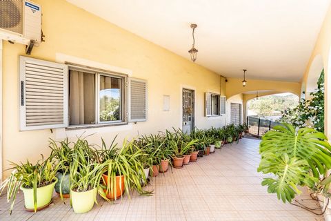 Perfect for those seeking a tranquil lifestyle in close contact with nature, this property is located in Barrosas, Salir. With a total area of 6,300 m², it offers ample indoor and outdoor spaces. The house features three comfortable bedrooms, two bat...