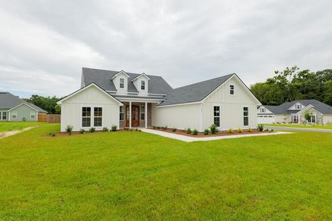 Discover this stunning new construction 4BR/3BA home with a 3 car garage in McNeal Estates, Hahira's latest development. The property features LVP flooring in the great room, kitchen, and hallways. The gourmet kitchen is equipped with stainless steel...