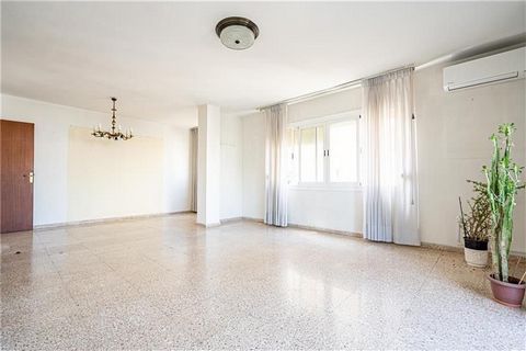 Flat in Santa Catalina area. This apartment has an area of about 83m2 approx. plus a terrace of 5m2 approx. This property consists of a living room of 28m2 approx., fitted and equipped kitchen, utility room, 2 double bedrooms (possibility of 3), buil...