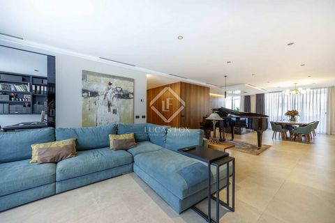 Espectacular vivienda de 314 m2 totalmente reformada y amueblada con mobiliario hecho a medida y de diseño, en uno de los barrios más residenciales y privilegiados de Valencia, Pla del Real. Además de destacar el mobiliario, cabe mencionar la ilumina...